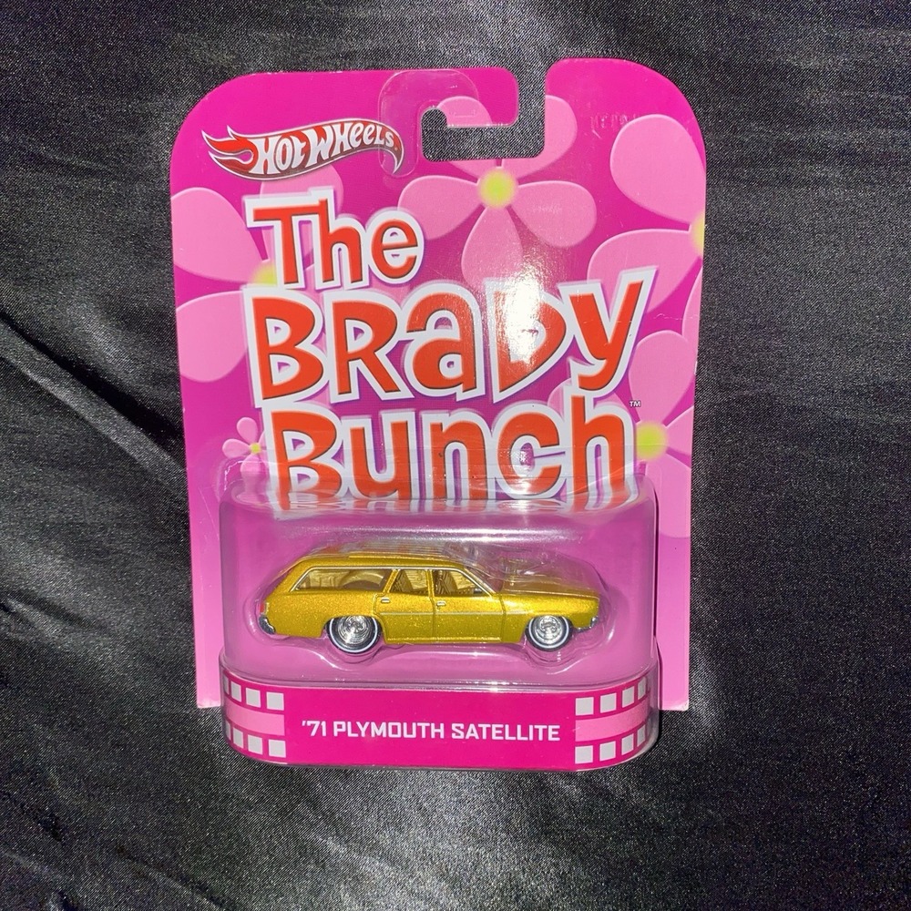 Hot Wheels 2013 Retro Entertainment The Brady Bunch '71 Plymouth Satellite X8917